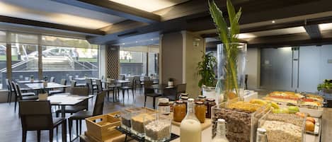 Päivittäinen buffetaamiainen (15 EUR per henkilö)