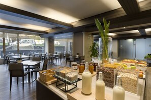 Petit déjeuner buffet (12 EUR par personne)