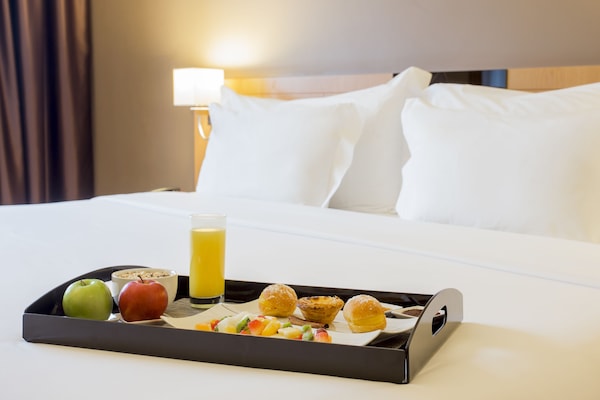 Caja de seguridad en la habitación, escritorio y cortinas blackout