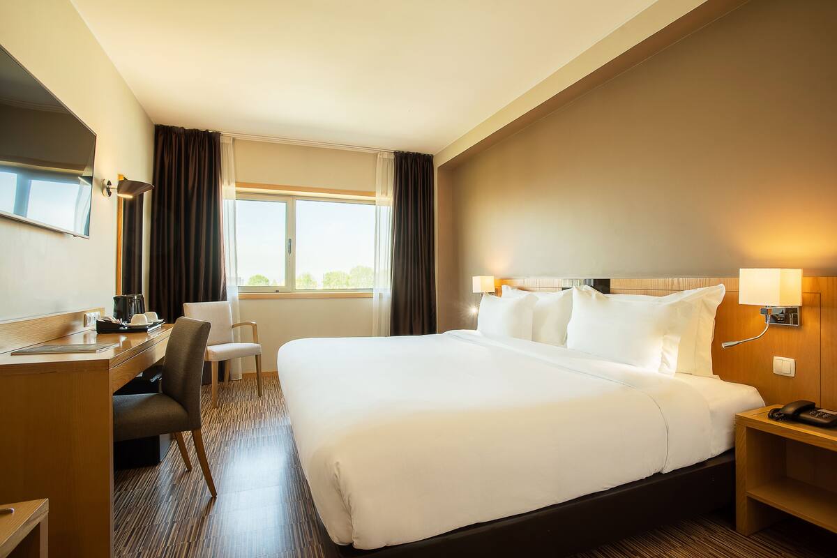 Comfort Premium | In-room safe, desk, soundproofing, cribs (free)