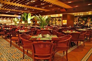 4 restaurants; breakfast, lunch, dinner, and brunch served - Hilton Shenzhen Nanhai, China (Shenzhen)