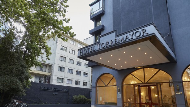 A hotel entrance with a sign reading "HOTEL TORREMAJOR Lyon" and a number "322". - Hotel Torremayor Lyon (Santiago)