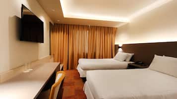 Quarto duplo standard | Roupas de cama premium, edredons de pluma, camas Tempur-Pedic, frigobar