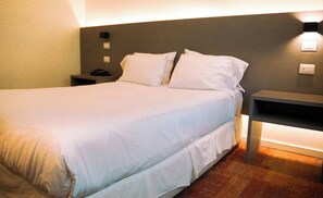 Standard Room, 1 Queen Bed | Premium bedding, down comforters, Tempur-Pedic beds, minibar