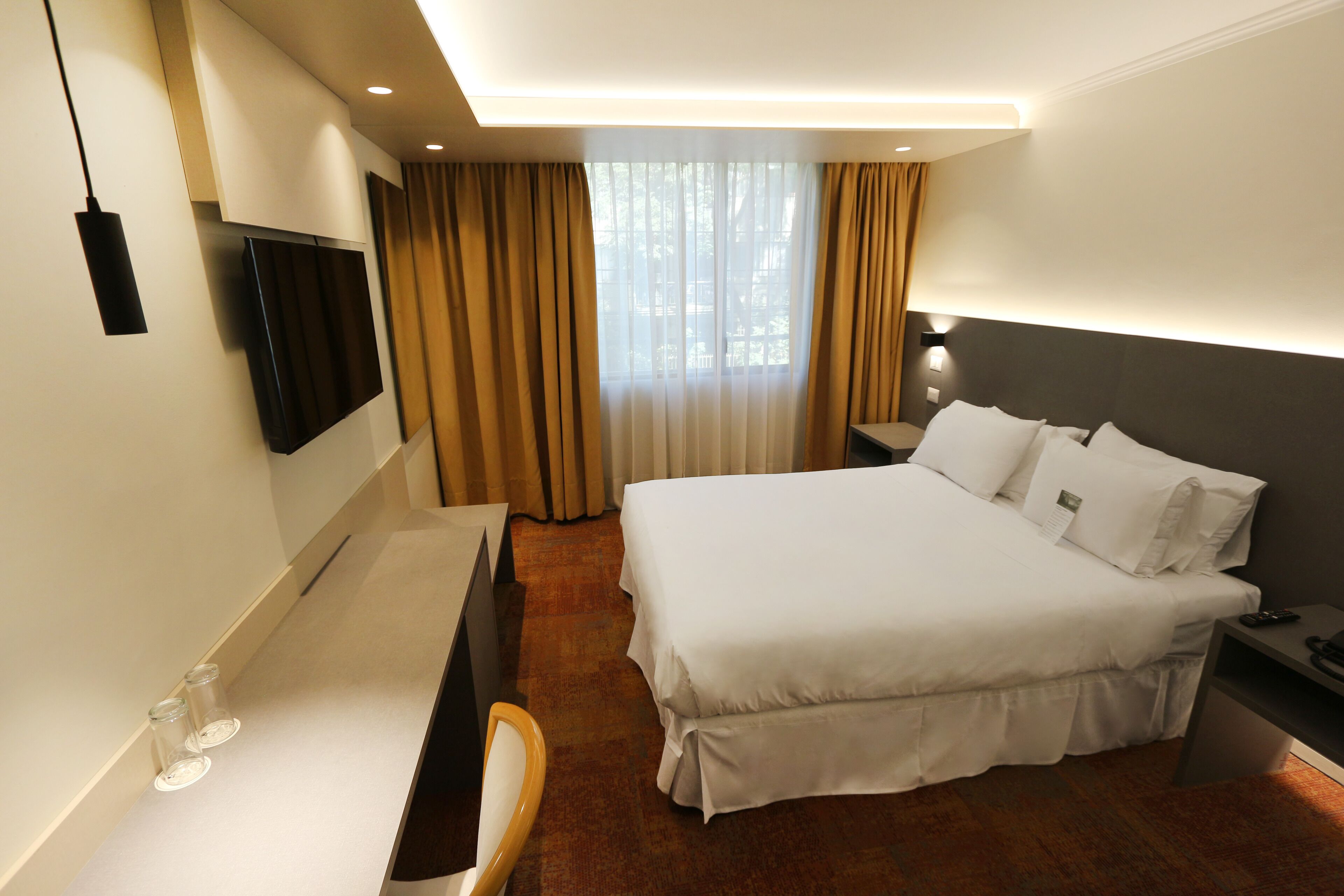 Quarto standard, 1 cama Queen | Roupas de cama premium, edredons de pluma, camas Tempur-Pedic, frigobar