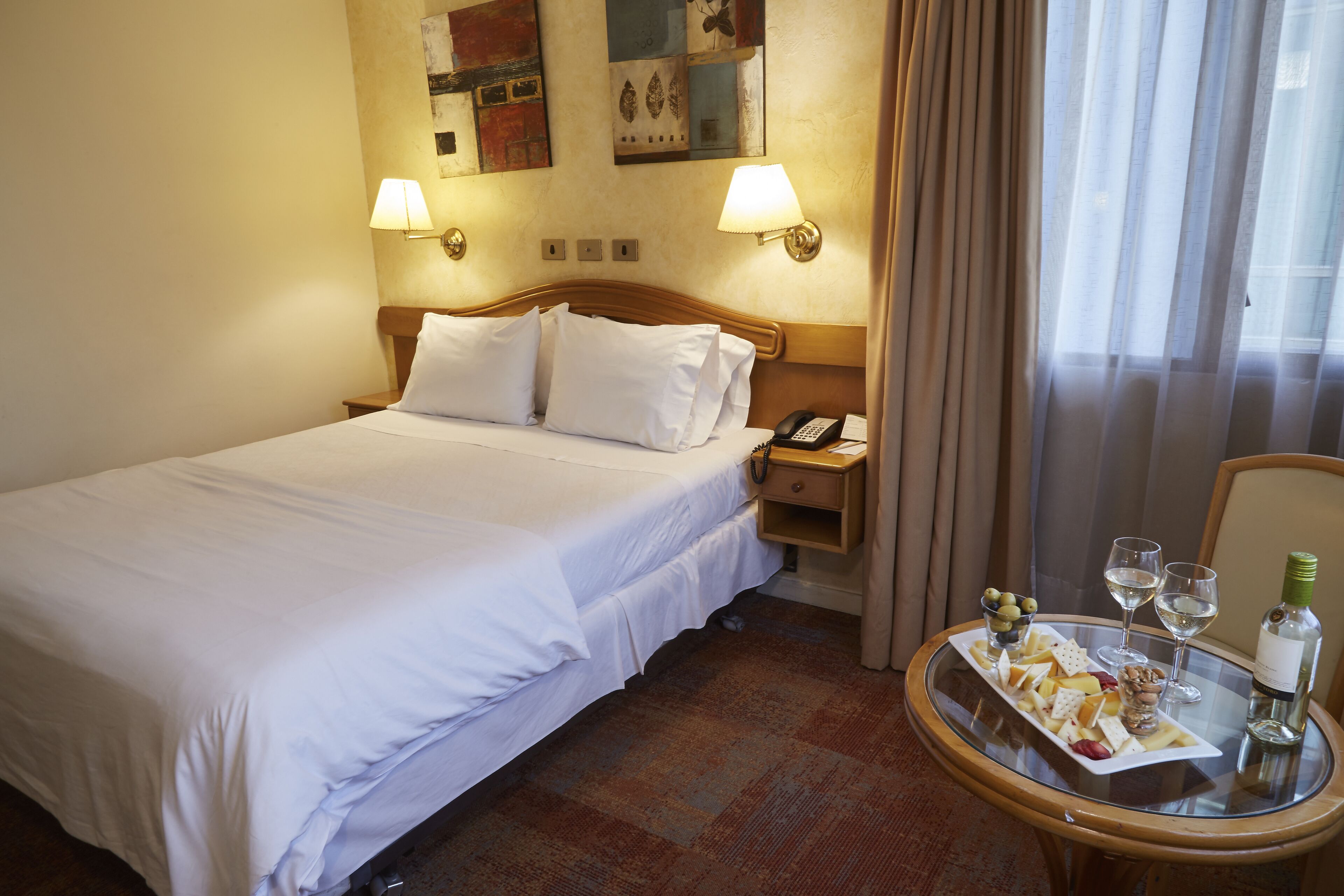 standard room, 1 queen bed | premium bedding, down duvets, tempur-pedic beds, minibar