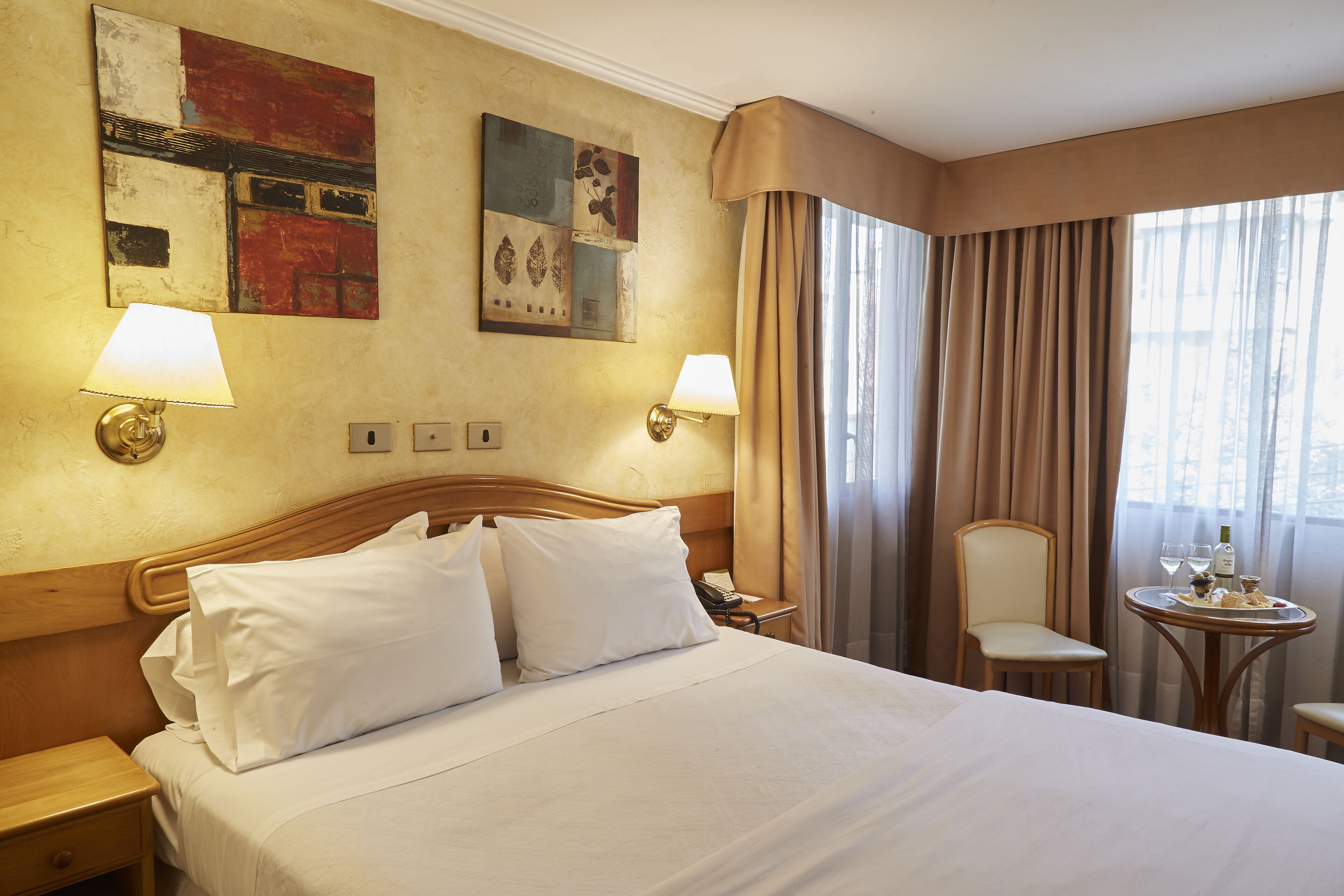 standard room, 1 queen bed | premium bedding, down duvets, tempur-pedic beds, minibar