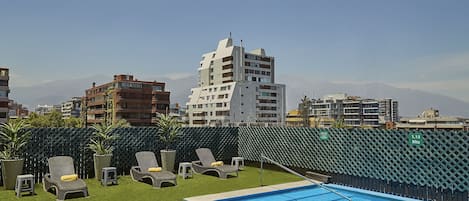 Piscina externa sazonal, espreguiçadeiras