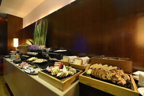 Daily self-service breakfast (TWD 600 per person)