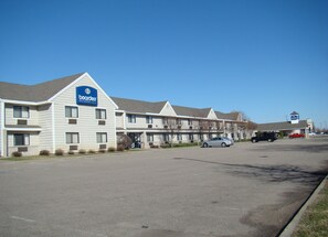 Guests can park their vehicles in the on-site parking lot and enjoy easy access to local businesses.