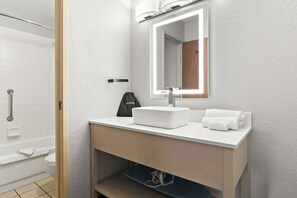 Suite, 1 King Bed, Non Smoking, Ground Floor (with Sofabed) | Bathroom - Best Western The Oasis at Joplin (Joplin)