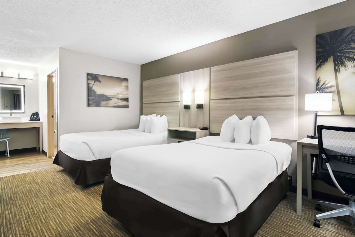 Standard Room, 2 Katil Kelamin (Double), Accessible, Ground Floor | Meja, ruang kerja komputer riba, seterika/papan seterika, Wi-fi percuma
