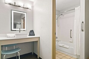 Standardzimmer, 2 Doppelbetten, barrierefrei, Erdgeschoss | Schreibtisch, laptopgeeigneter Arbeitsplatz, Bügeleisen/Bügelbrett