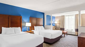 Escriptori, planxa i posts de planxar, wifi gratuïta i roba de llit