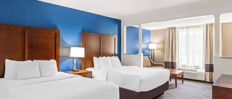 Escritorio, tabla de planchar con plancha, wifi gratis y ropa de cama