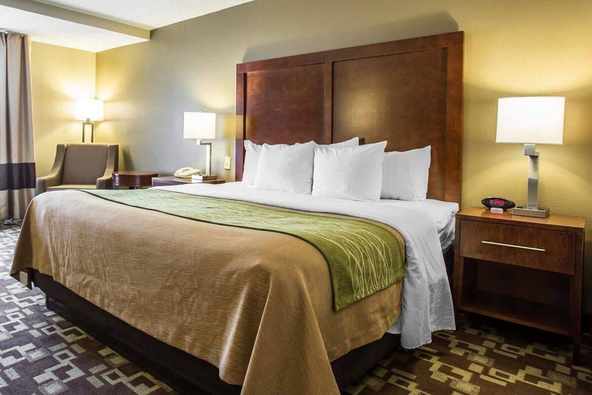Desk, iron/ironing board, free WiFi, bed sheets