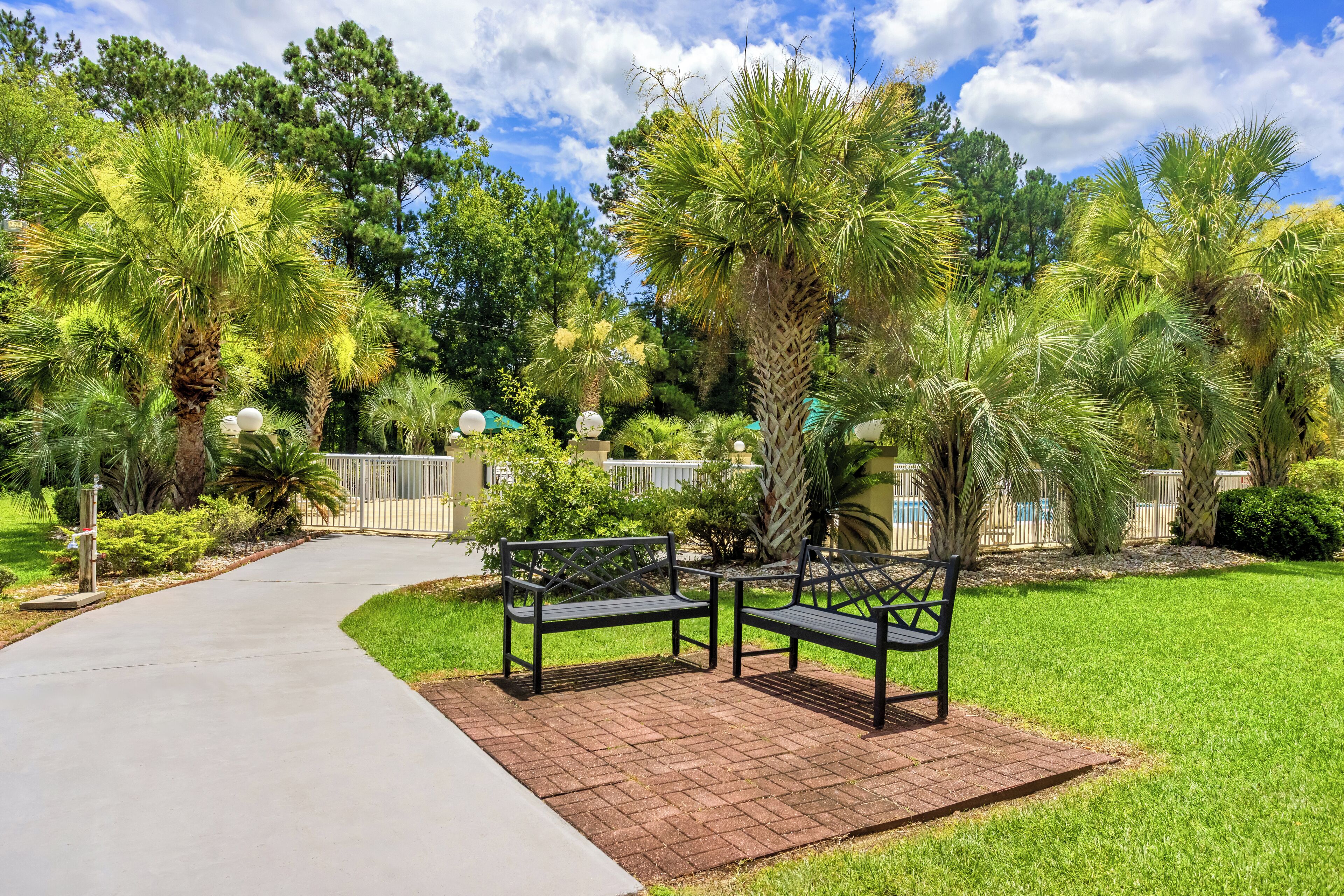 En säsongsöppen utomhuspool