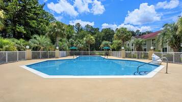 Piscine extérieure (ouverte en saison)