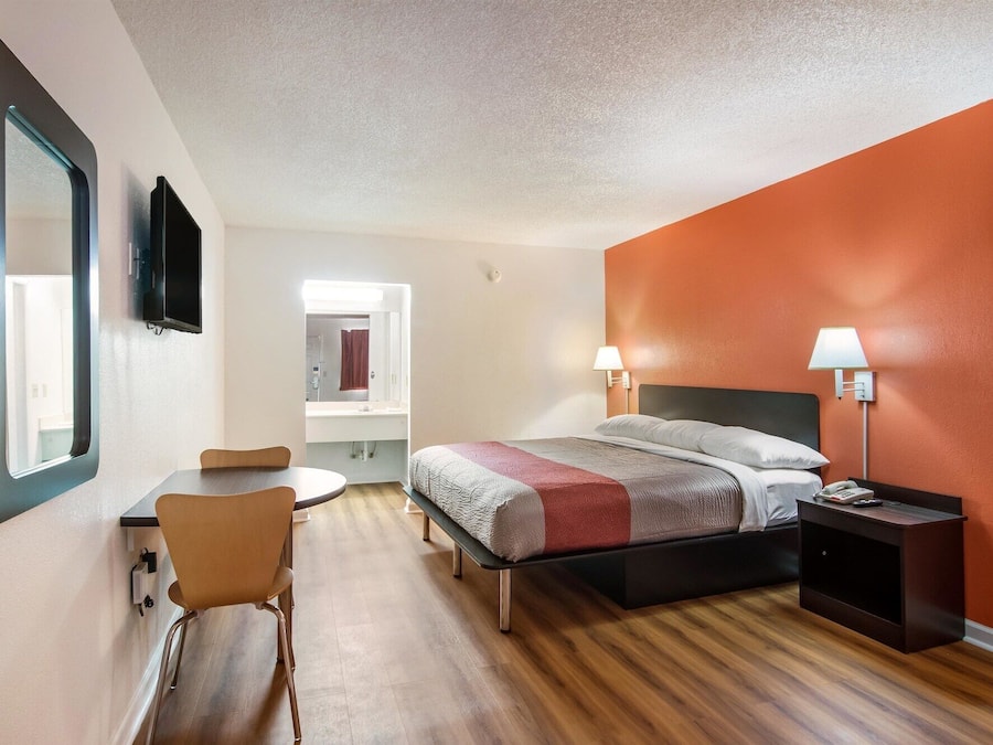 Tabla de planchar con plancha, wifi gratis, ropa de cama y despertador