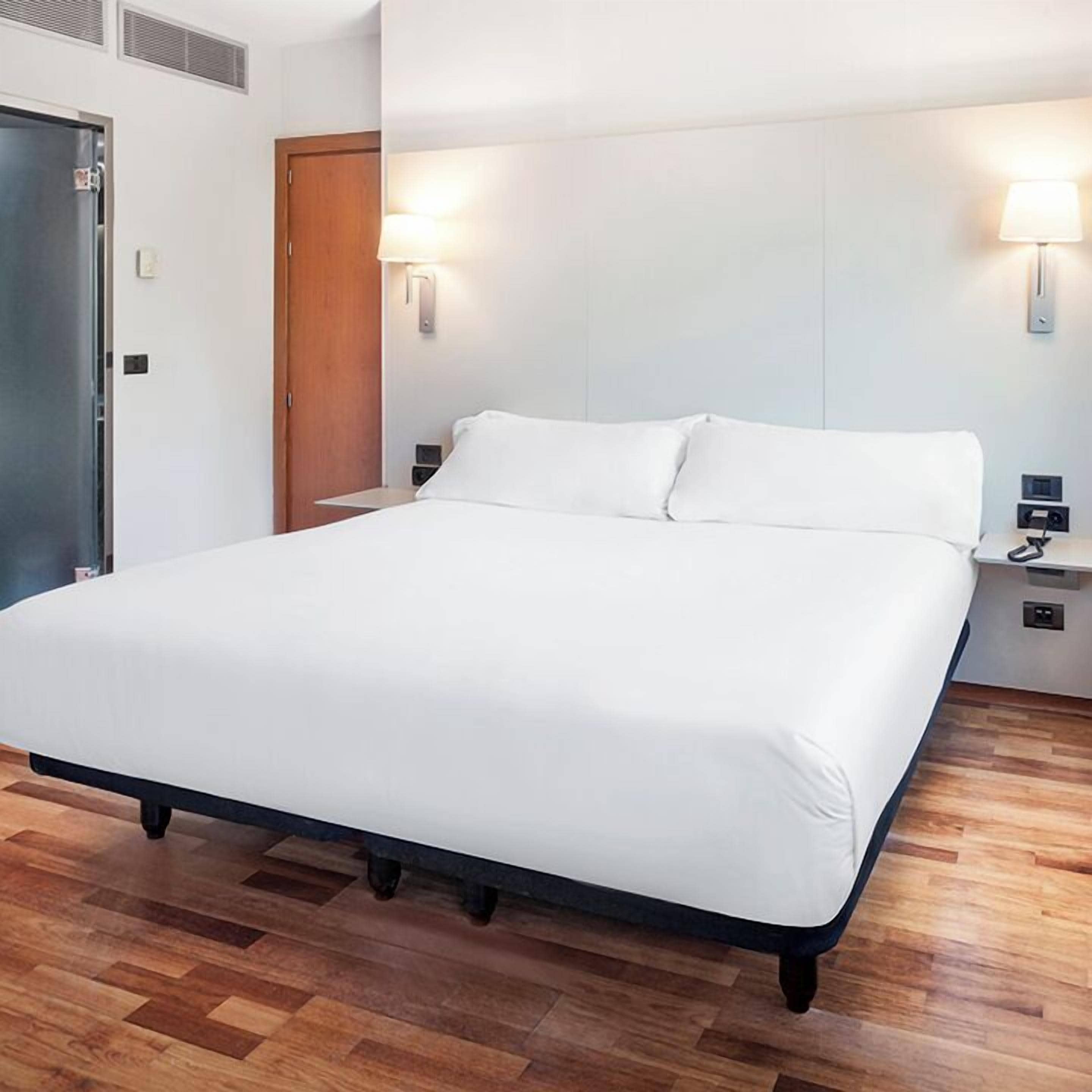 ห้องสแตนดาร์ดดับเบิล | เครื่องนอนระดับพรีเมียม, มินิบาร์, ตู้นิรภัยในห้องพัก, โต๊ะทำงาน