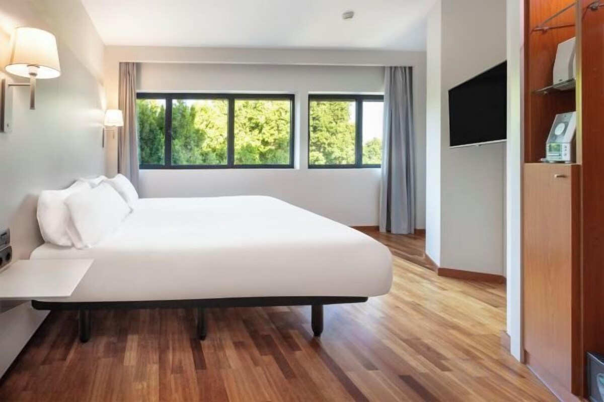 Ropa de cama de alta calidad, minibar, caja fuerte y escritorio