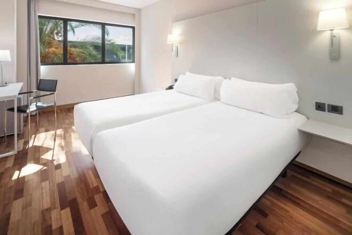 Ropa de cama de alta calidad, minibar, caja fuerte y escritorio