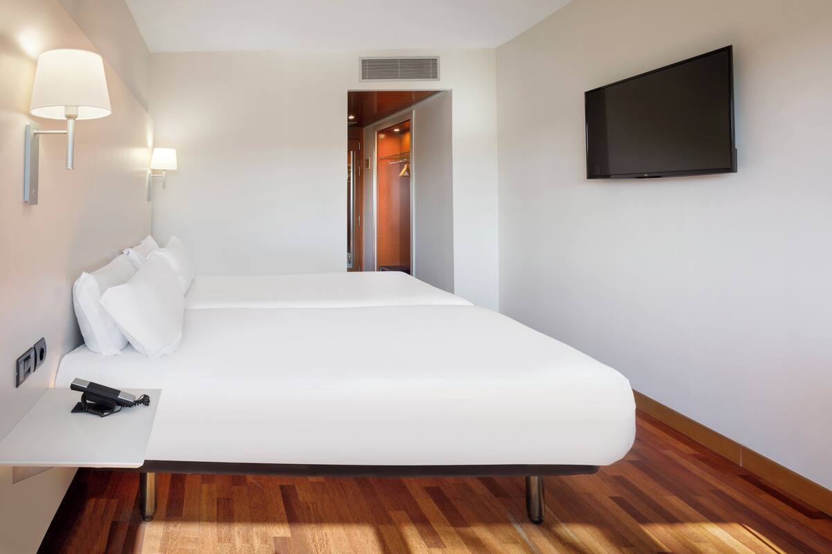 Habitación con 2 camas individuales | Ropa de cama de alta calidad, minibar, caja fuerte y escritorio