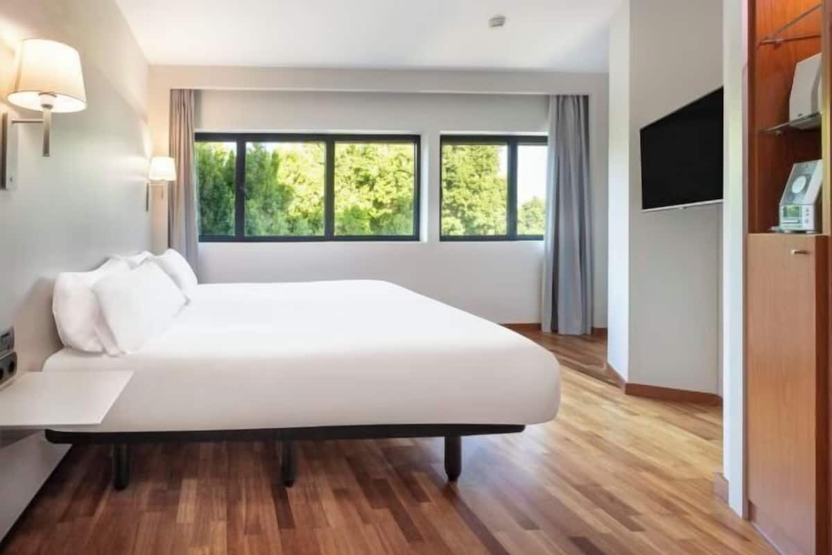 Ropa de cama de alta calidad, minibar, caja fuerte y escritorio