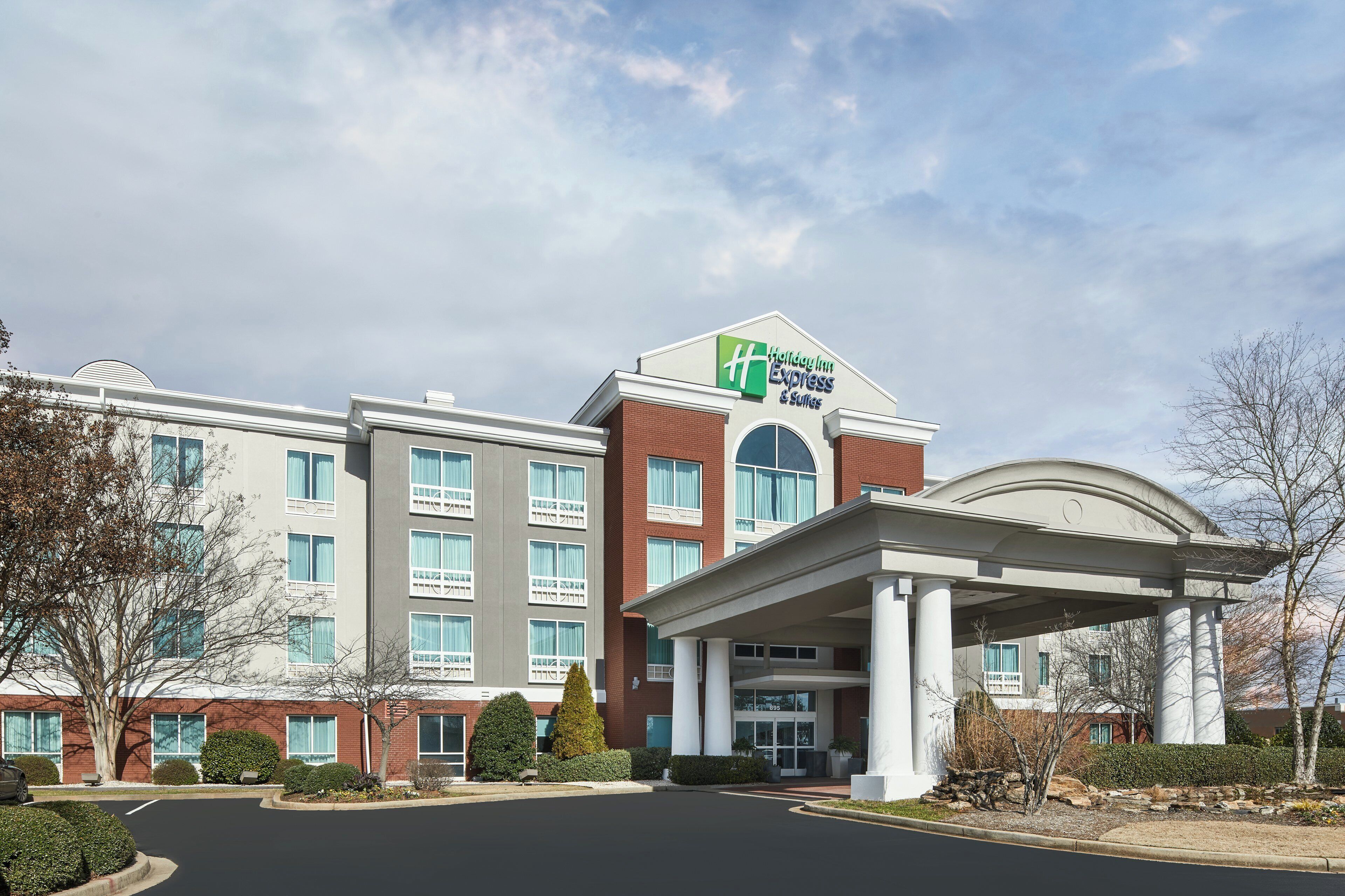 Un hotel Holiday Inn Express & Suites con ingresso coperto e parcheggio.