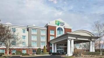 Un hotel Holiday Inn Express & Suites con ingresso coperto e parcheggio.