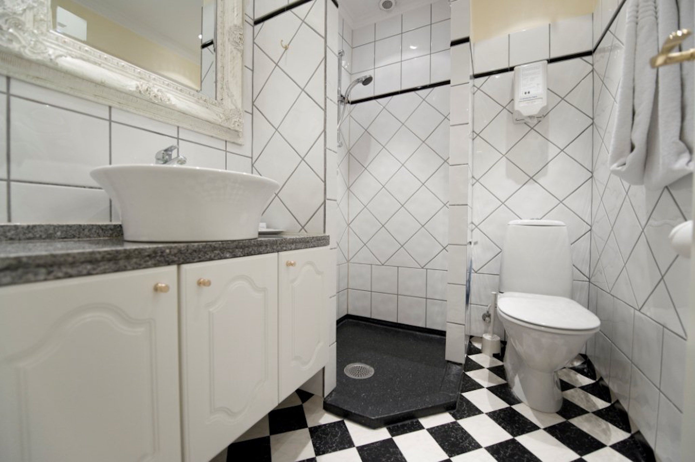 standard room | bathroom | free toiletries, hair dryer, towels, soap