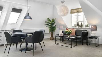 Grand-suite | Opholdsområde | 32-tommers fladskærms-tv med kabelkanaler, bøger