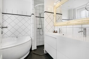 Junior Suite, Jetted Tub | Bathroom | Free toiletries, hair dryer, towels, soap - Hotel Tiffany (Copenhagen)