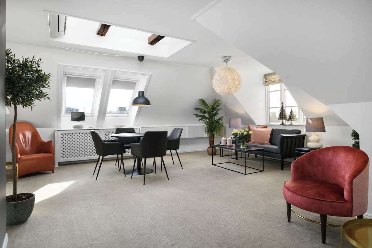 Un loft moderno con comedor, sala de estar y cocina.