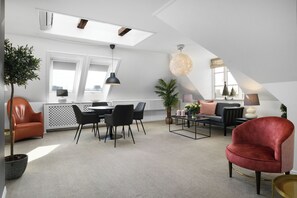 頂級套房 | 客廳 | 32 吋平面電視連有線電視頻道、書籍