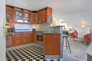 Grand Suite | Private kitchen | Microwave, espresso maker, coffee/tea maker, toaster