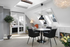 特级套房 | 起居区 | 32-英寸纯平电视 （配备有线频道）、书