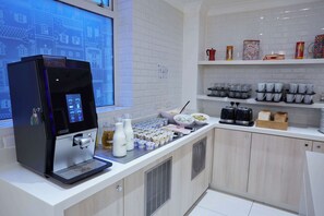 Petit déjeuner continental servi en supplément les week-ends