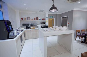 Evrópskur morgunverður um helgar (12 GBP á mann)