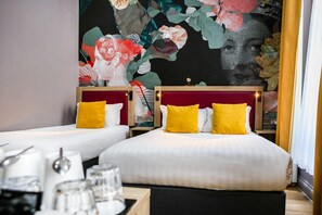 ห้องสแตนดาร์ดทริปเปิล | ตู้นิรภัยในห้องพัก, โต๊ะทำงาน, เตารีด/โต๊ะรีดผ้า