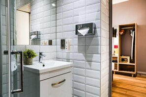 Standard-dobbeltværelse | Pengeskab på værelset, skrivebord, strygejern/strygebræt