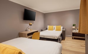 Chambre familiale, 2 lits doubles, non-fumeur | Coffre-fort, bureau, fer et planche à repasser, lit de bébé (gratuit)