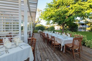 4 restaurants, breakfast, lunch, dinner served; pizza