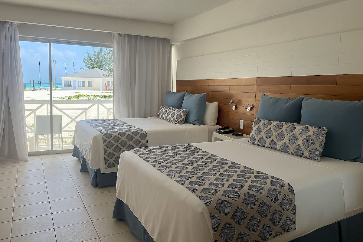 Superior Ocean View, 2 Queens, Non-Smoking | 高級寝具、ミニバー、セーフティボックス (室内)、デスク