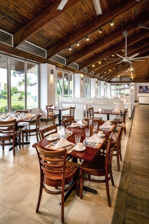 4 restaurants, breakfast, lunch, dinner served; pizza