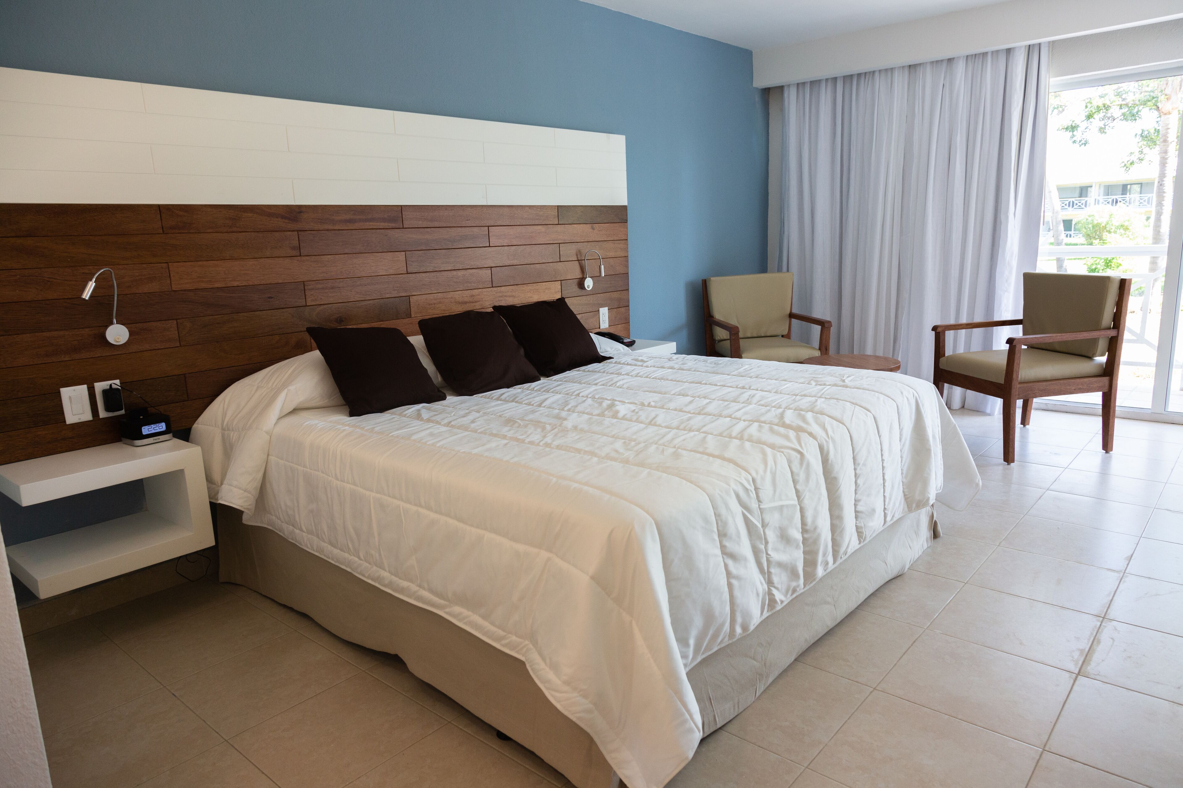 Ropa de cama de alta calidad y minibar 