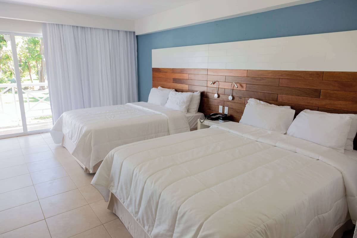 Bộ đồ giường cao cấp, minibar, két bảo mật tại phòng