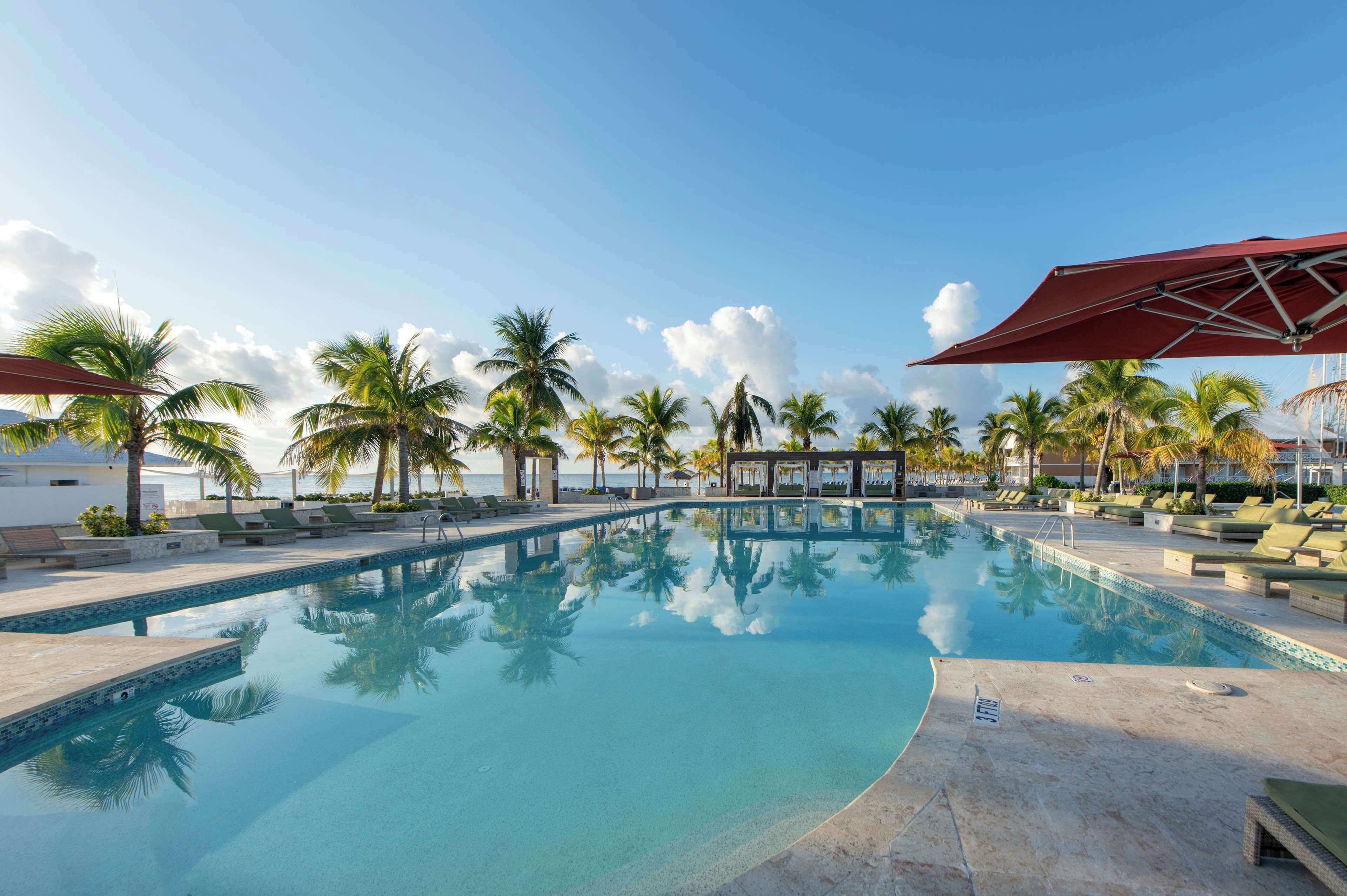 Außenpool, Sonnenschirme, Liegestühle