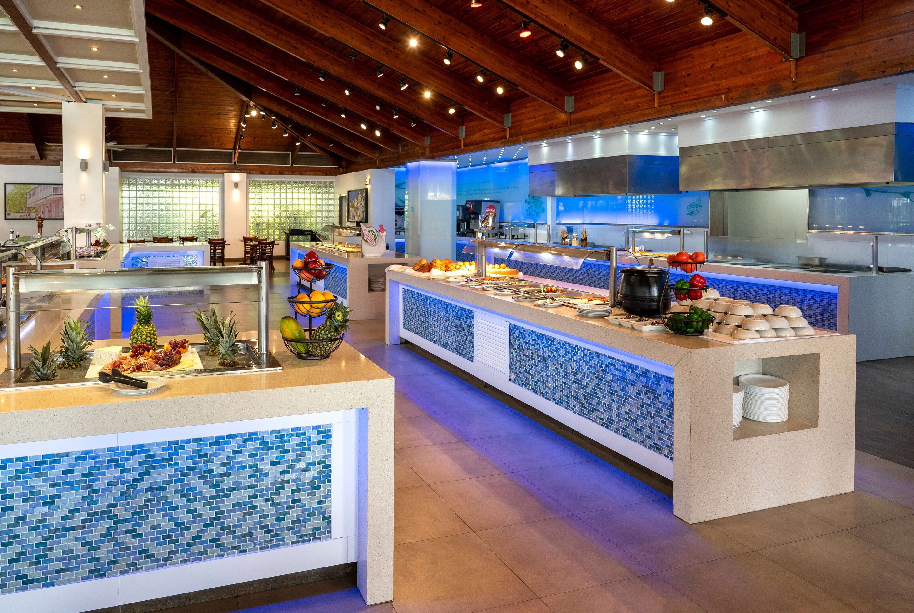 4 restaurantes; se sirve desayuno, almuerzo y cena; pizza