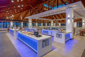 4 restaurants, breakfast, lunch, dinner served; pizza 